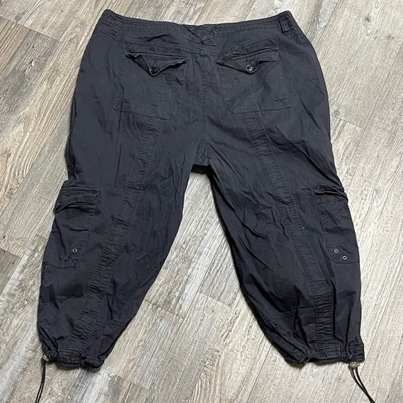 Cargo Capri Pants - Picture 2 of 3